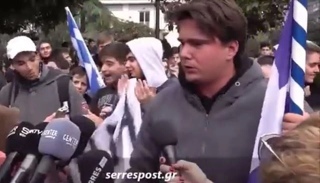 Ελληνόπουλο «ραπίζει» τους εθνικούς μειοδότες: «Δεν πήραν την άδεια μας για να δώσουν το όνομα κι ούτε θα την πάρουν ποτέ… » (βίντεο)
